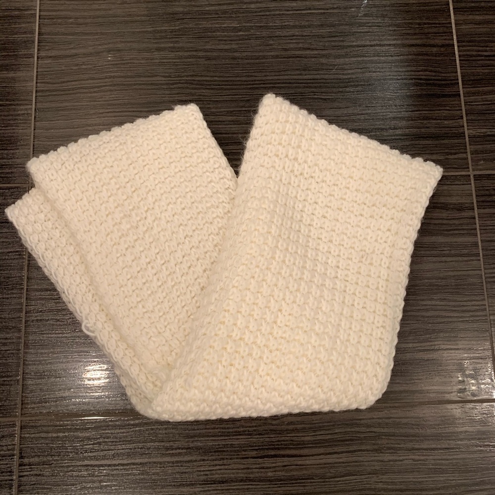 💕3/$40💕 NWOT Ivory Infinity Scarf